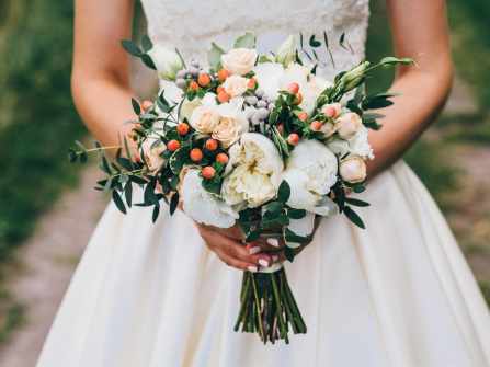 Ngất ngây ngắm hoa cưới mẫu đơn rực rỡ trong hôn lễ hiện đại