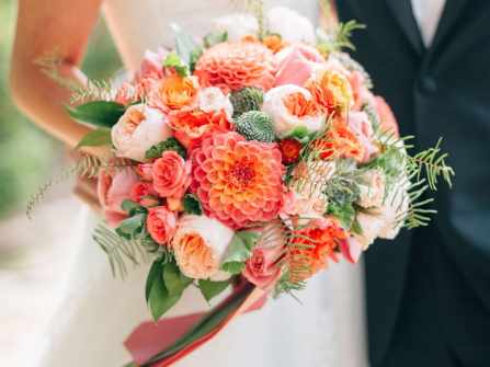 Hoa cưới màu cam san hô nổi bật cho năm 2019