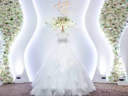 Váy cưới 200 triệu của vợ Vlogger Huy Cung có gì đặc biệt?