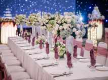 Trang trí tiệc cưới với bàn dài ấn tượng