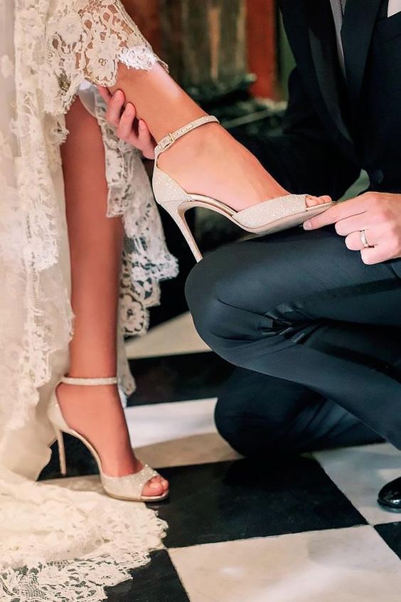 Chọn giày cưới có độ cao phù hợp Marry