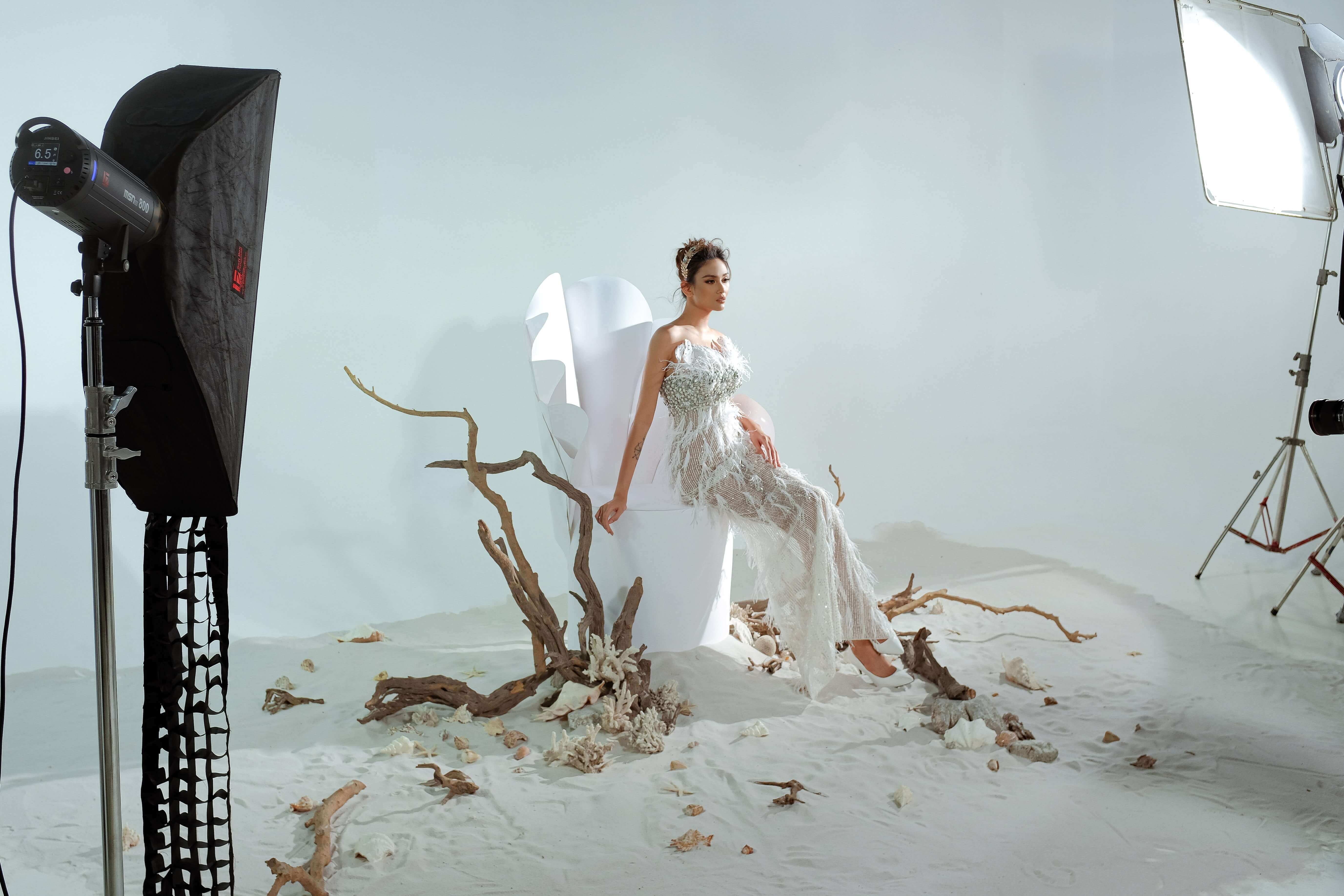 Hậu trường chụp ảnh: Những hình ảnh đầu tiên của bộ sưu tập váy cưới độc quyền cùng siêu mẫu Võ Hoàng Yến Marry