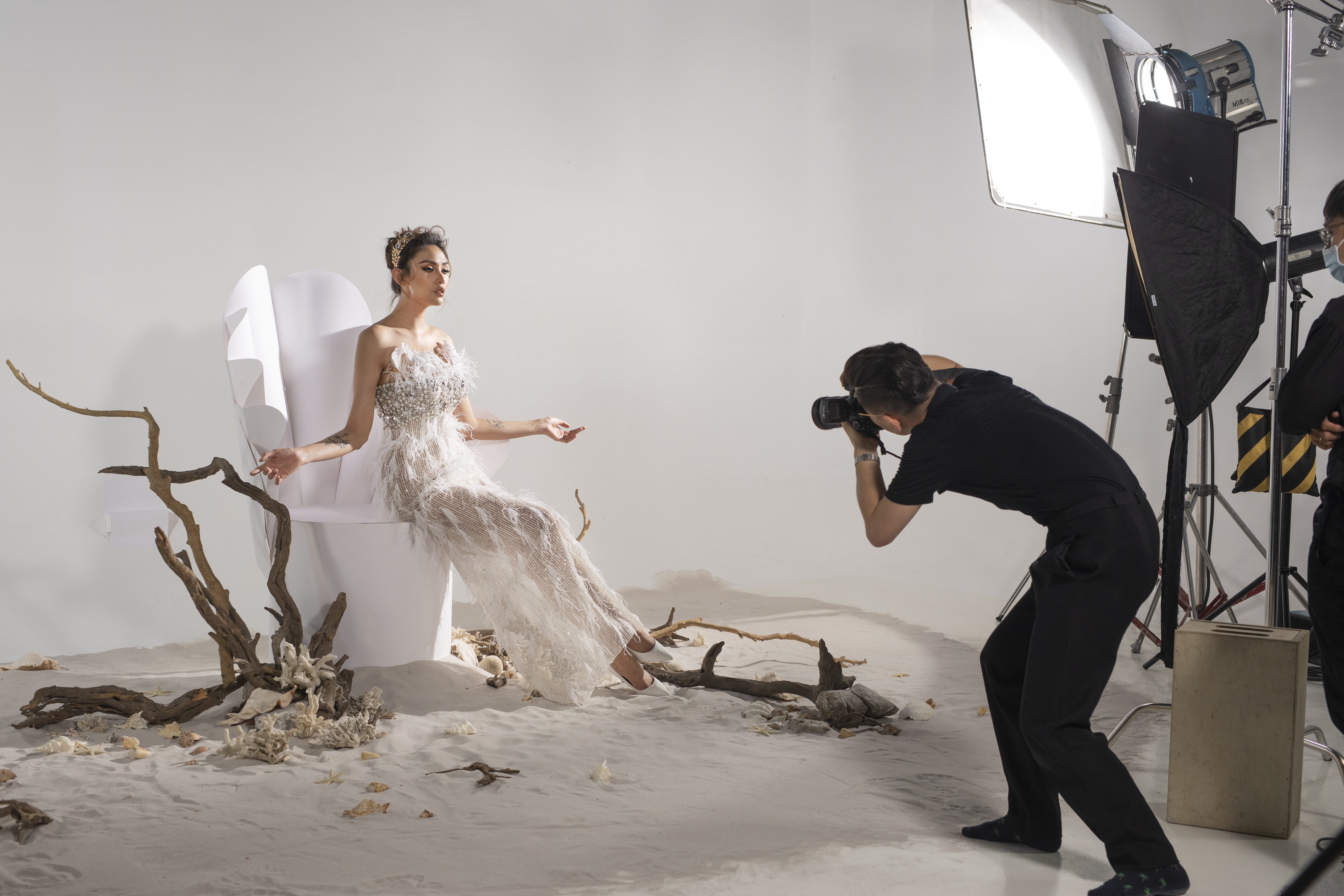 Hậu trường chụp ảnh: Những hình ảnh đầu tiên của bộ sưu tập váy cưới độc quyền cùng siêu mẫu Võ Hoàng Yến Marry
