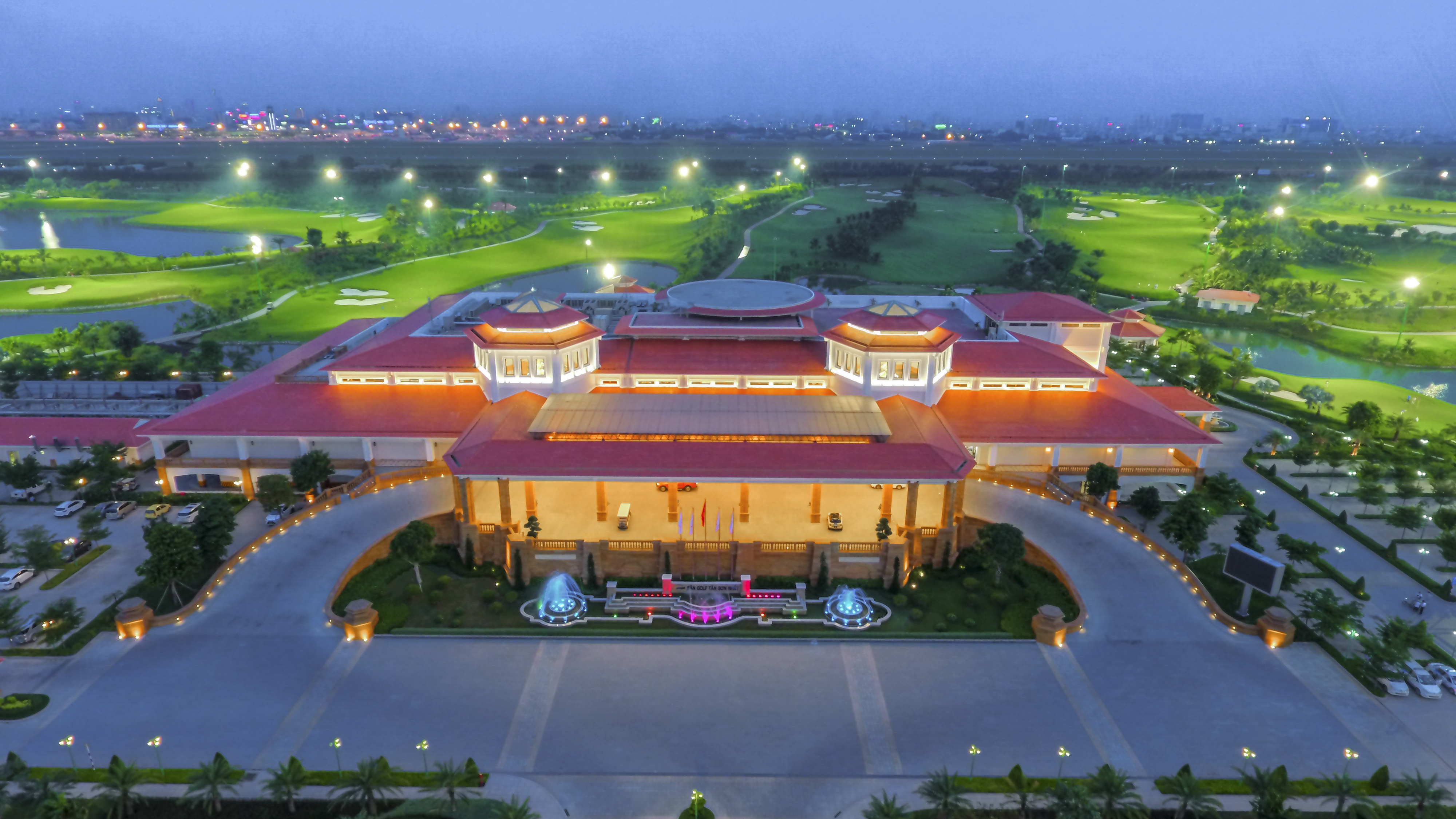 Trung tâm Hội nghị - Tiệc cưới Long Biên Palace: Nhà hàng duy nhất nằm trong sân golf