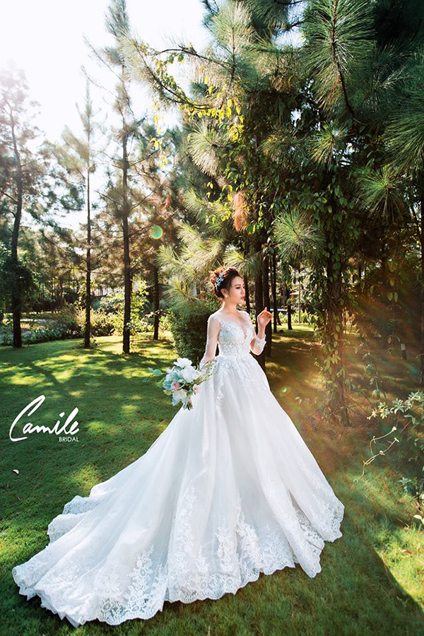 Cô dâu Quỳnh Búp Bê xinh đẹp, lộng lẫy như nữ thần trong bộ váy cưới mùa thu của Camile Bridal