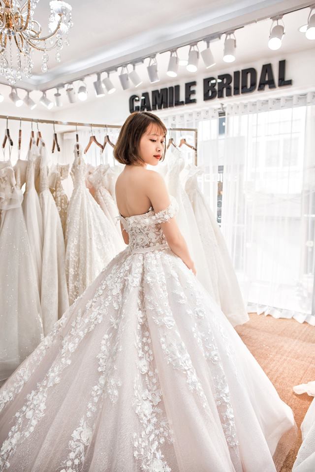 Cô dâu nhà Camile Bridal xinh đẹp ngọt ngào và duyên dáng như một nàng công chúa trong những chiếc váy cưới may đo thuê do chính mình thiết kế