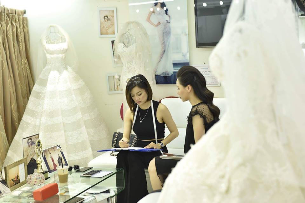 Người phụ nữ phía sau top váy cưới tuyệt đẹp của dàn mỹ nhân Việt 5